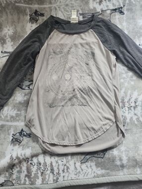 Daytrip Two-Tone Gray Raglan Graphic Long Sleeve Top